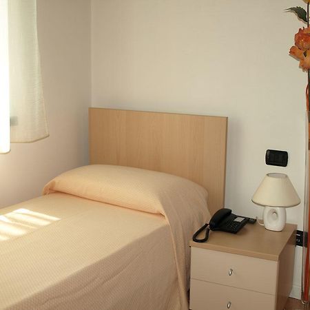 Hotel Karol Монца Екстериор снимка