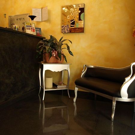 Hotel Karol Монца Екстериор снимка