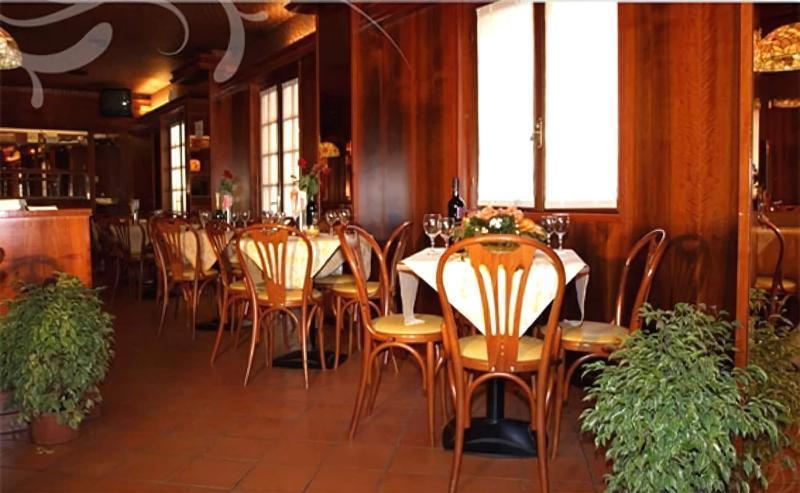 Hotel Karol Монца Екстериор снимка
